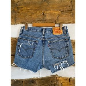 LEVI’S 516 cut off distressed medium blue wash high rise jean shorts size 29